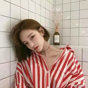 她的微笑像颗糖
